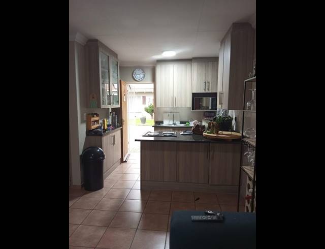 2 BEDROOM TOWNHOUSE FOR SALE IN PETERSFIELD